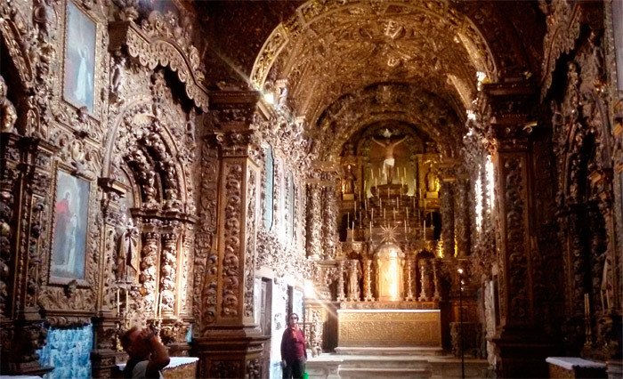 Iglesia del convento de Jesús, en Aveiro, de un espectacular barroquismo. Imagen de Guiarte.com