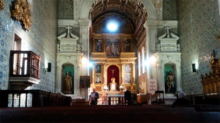 El interior de la iglesia de la Misericordia destaca su elevación y amplitud, con un inmenso revestimiento de azulejos. Imagen de Guiarte.com