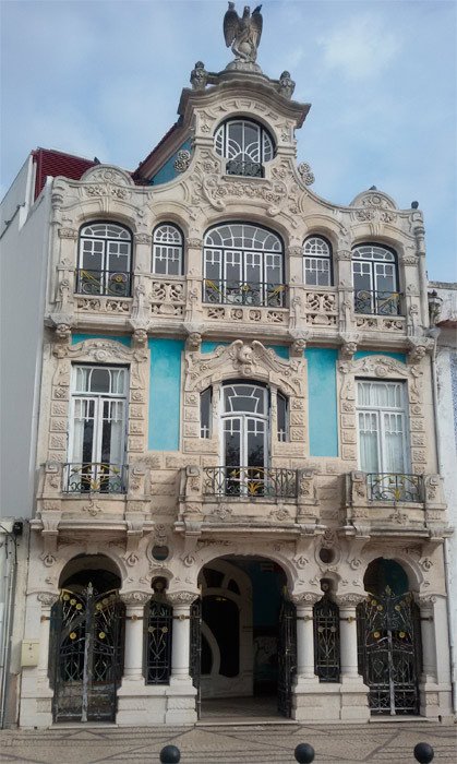 La Casa do Major Pessoa, obra de 1907, entre las más bellas edificaciones modernistas de Aveiro. Imagen de Guiarte.com