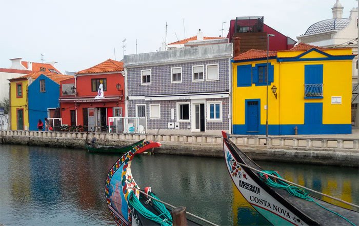 Casas coloristas ante el canal, junto a la plaza do Peixe. Imagen de guiarte.com Imagen de guiarte.com
