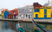 Casas coloristas ante el canal...