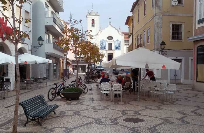 Aveiro es una ciudad agradable para el paseante. Entorno de la iglesia de la Vera Cruz y plaza del 14 de Julho. Guiarte.com