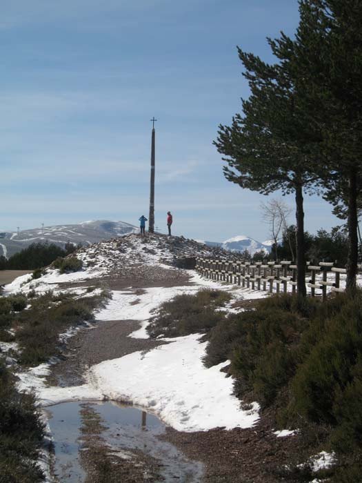 El mítico paso de Foncebadón, con la Cruz de Ferro. Imagen de Guiarte.com
