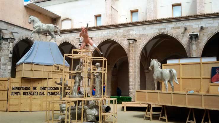 Falla/instalación Los desastres de la guerra: Caballo de Troya en el Centro Cultural El Carmen, de Valencia. Imagen de Guiarte.com