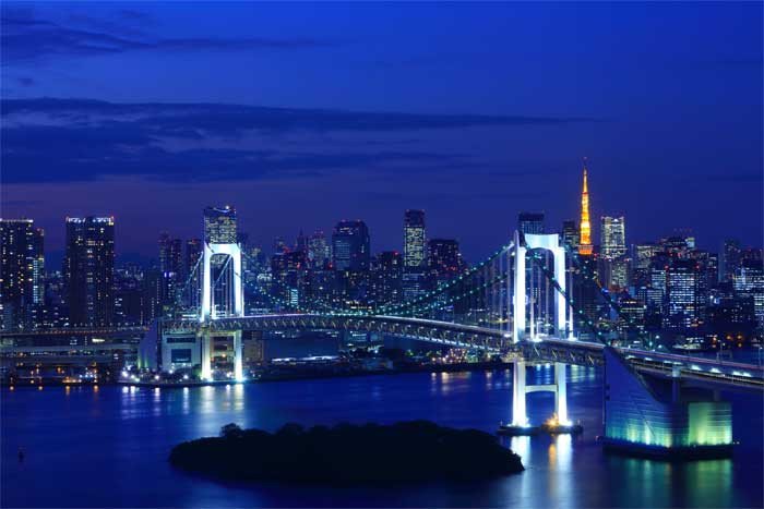 La isla de Odaiba, en la bahía de Tokio, está conectada con el corazón de la ciudad mediante el Puente Rainbow. Turismo de Tokio
