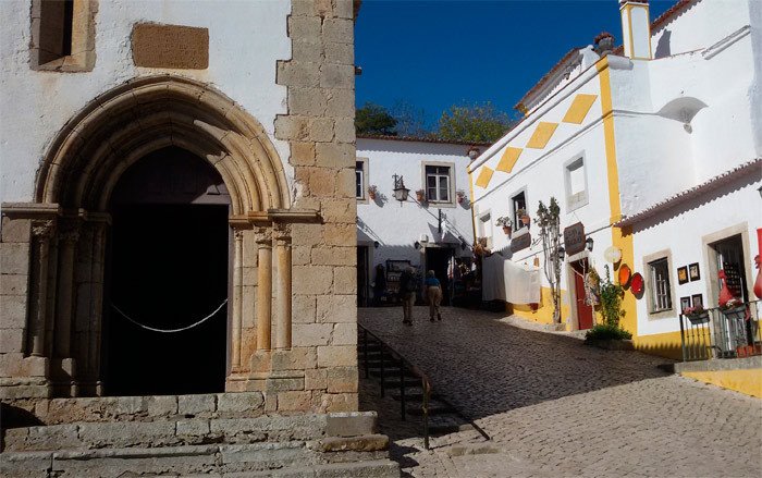 Portada de la capilla de San Martín, en el largo de San Pedro, en Óbidos. Imagen de Guiarte.com
