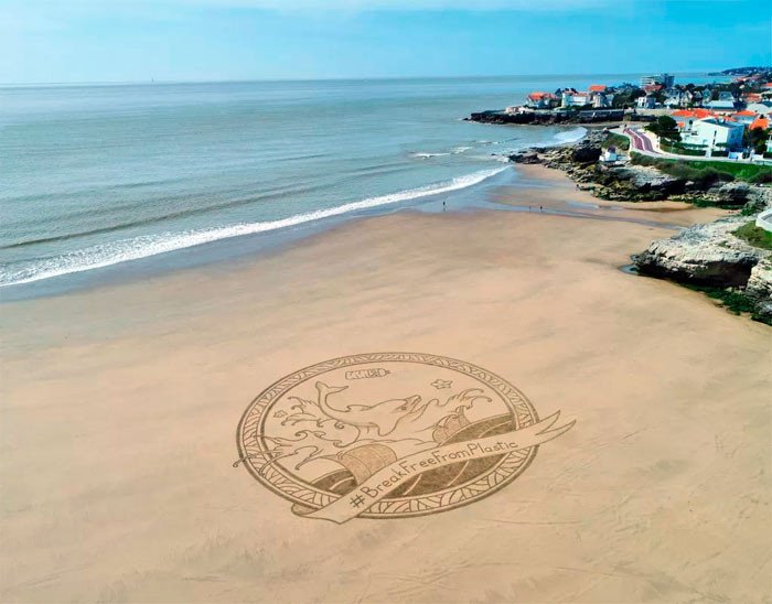 Arte en la playa, frente a la contaminación de los plásticos. European Environmental Bureau