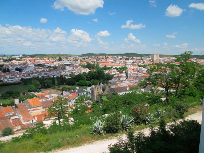 La ciudad baja de Estremoz, se expande a la falda de la colina de la Ciudad Alta. Imagen de Guiarte.com