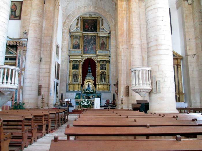 La iglesia de Santa María, del siglo XVII. Es una construcción geométrica, de planta cuadrada  y tres naves, en la que destaca el mármol de Estremoz. Guiarte.com