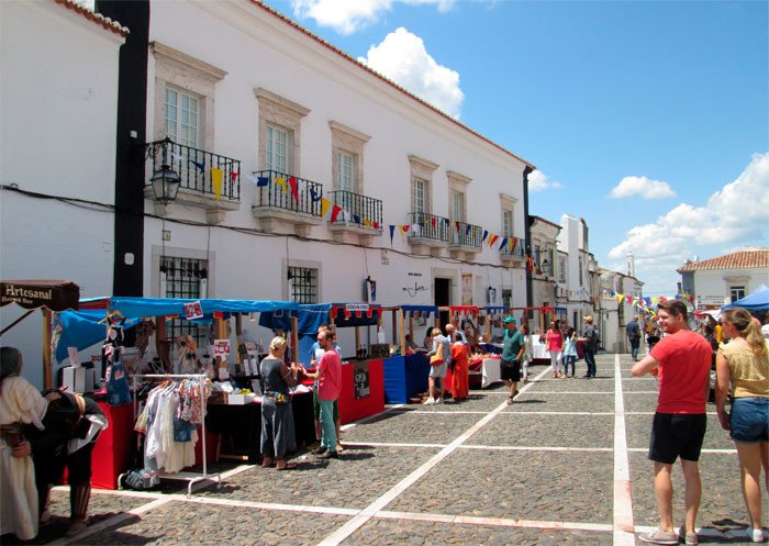 Mercadillo medieval en  la calle central de la Ciudad Alta de Estremoz. Guiarte.com