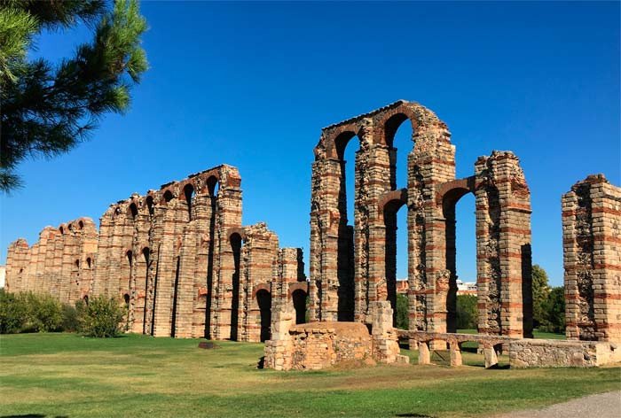 Europa del sur empuja el alza del turismo mundial. Acueducto romano en Mérida, España. Guiarte.com