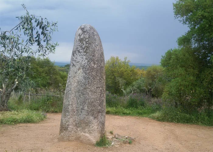 Megalitos del Alentejo. El menhir de Almendres (Almendros), en las cercanías Guadalupe, al oeste de Évora. Imagen de Guiarte.com