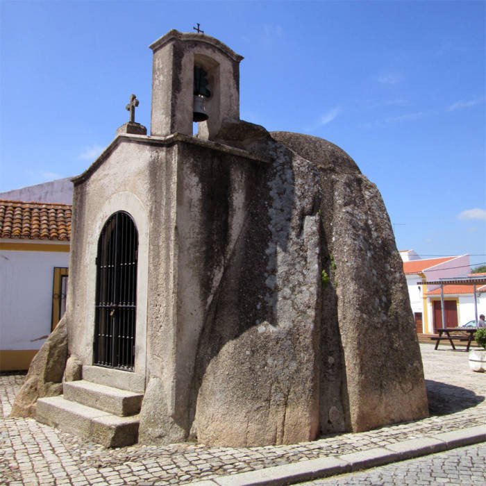 Megalitos del Alentejo. La capilla de San Dinis, en Pavía, al norte de Évora, dolmen  cristianizado en el siglo XVII. Imagen de Guiarte.com