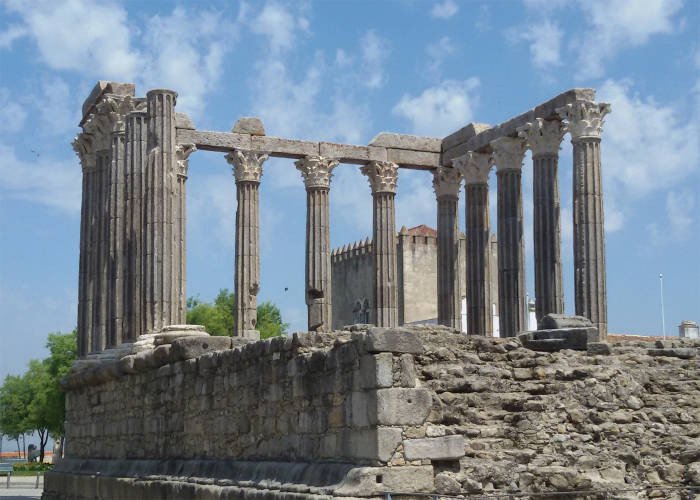 Évora. Templo romano. El patrimonio megalítico es otro de los grandes atractivos de la capital alentejana, patrimonio Mundial de la UNESCO. Imagen de Guiarte.com