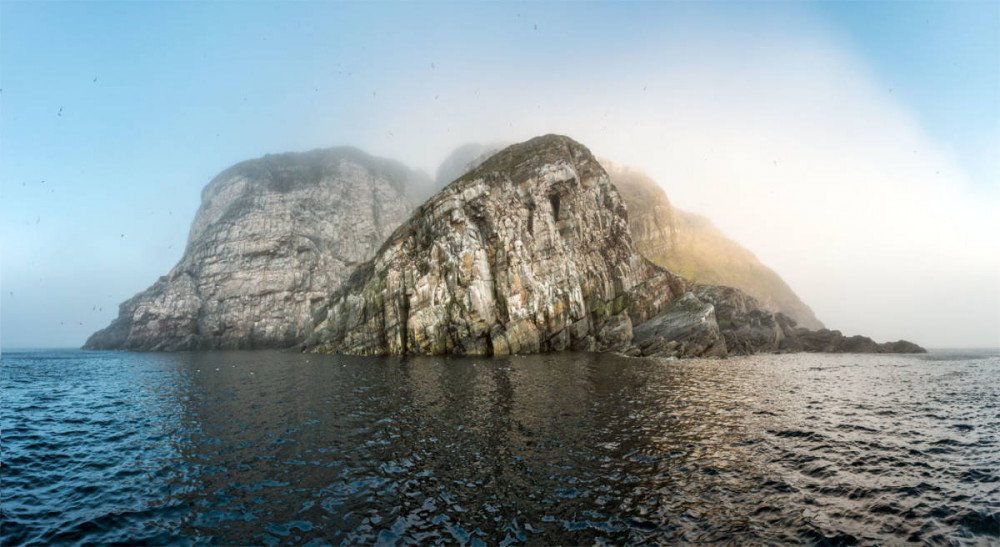 Isla Hantzsch (Canadá) con sus vigorosos acantilados. Imagen de Hurtigruten