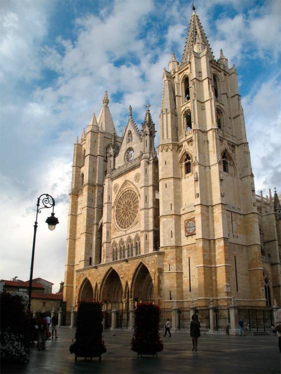 Catedral de León, una ciudad esencial en el Camino Francés. Imagen de Guiarte.com