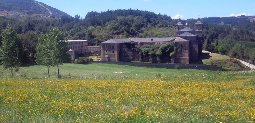 Lo más destacado de Vega de Espinareda aparte de su belleza natural- es el monasterio de San Andrés. Imagen desde la parte posterior. Guiarte.com