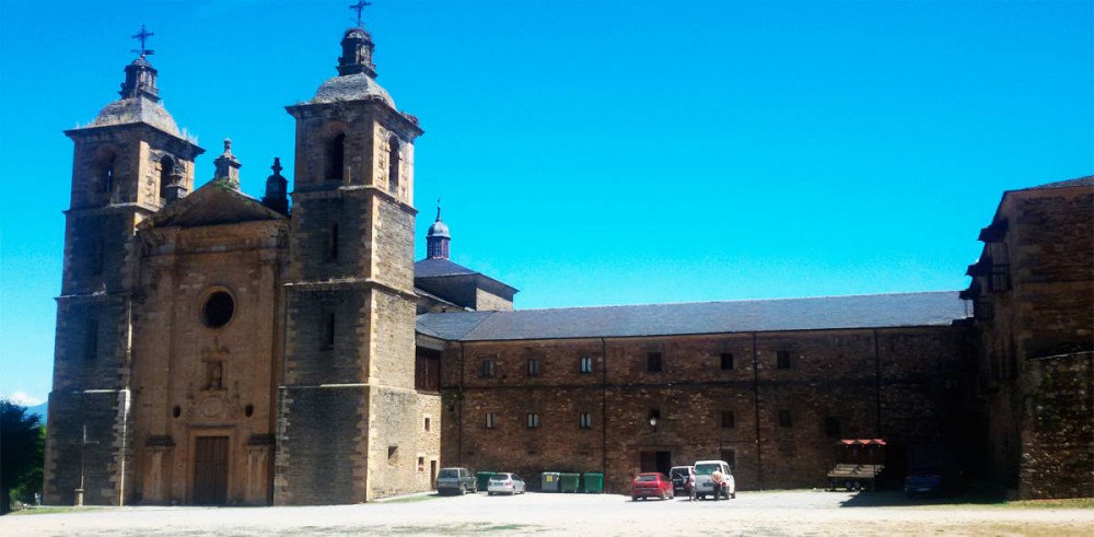 Fachada de la abadía de San Andrés de Espinareda, en Vega de Espinareda, León. Imagen de Guiarte.com