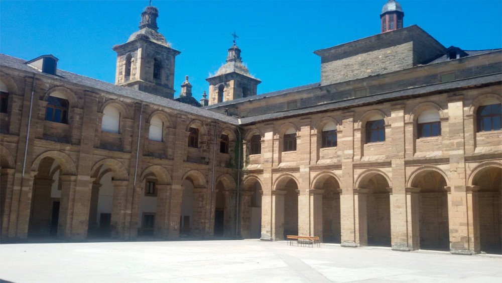 Parte del claustro de la abadía de San Andrés de Espinareda aun se conserva. Imagen de Guiarte.com