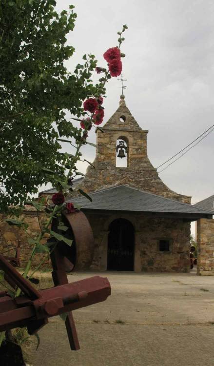 Ermita en zacos, pueblo natal del poeta Eugenio de Nora. Imagen de Guiarte.com