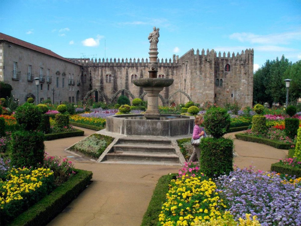 El Jardín de Santa Bárbara, con el palacio Episcopal, en la ciudad de Braga, Portugal, donde se iniciaba uno de los caminos de la peregrinación. Imagen de Guiarte.com