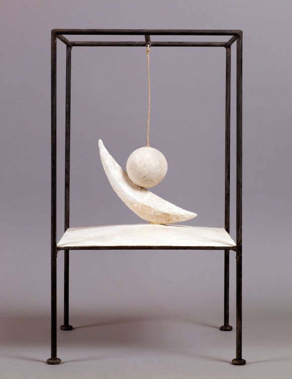 Bola suspendida (Boule suspendue), 193031 (versión de 1965). Yeso, metal pintado y cordel. © Alberto Giacometti Estate / VEGAP, Bilbao, 2018