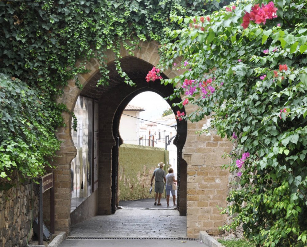 Puerta de la Vila, en el castillo de Denia, desde el interior de la fortaleza. Imagen de Guiarte.com