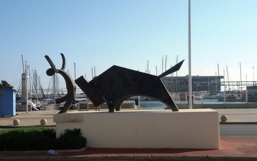 Monumento a la fiesta de Bous a la mar, en Denia. Imagen de Guiarte.com