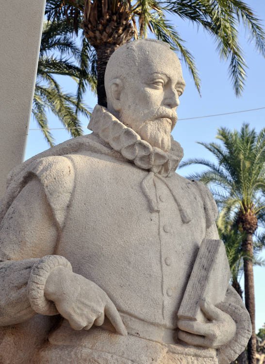 La popular explanada de Cervantes, recuerda el paso del novelista por la ciudad, al regreso del cautiverio de Argel. Imagen de Guiarte.com