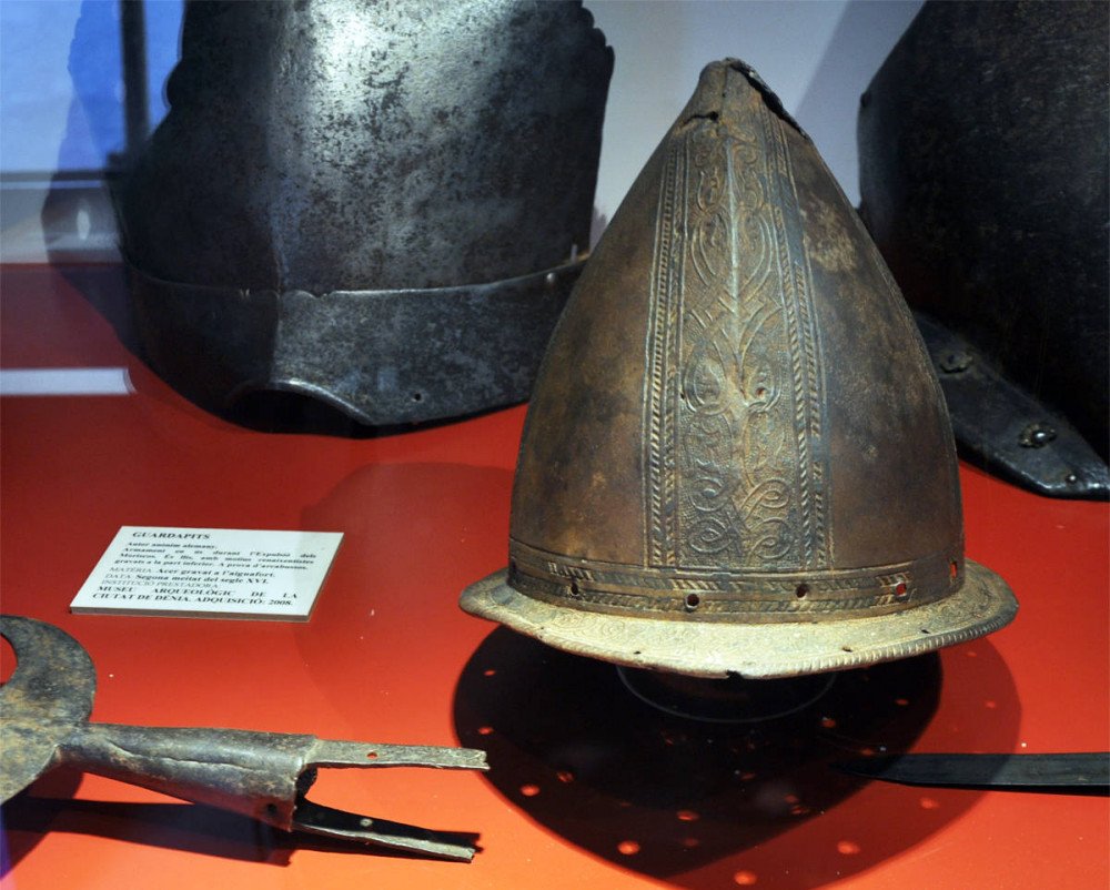 Armas medievales en la torre del Consell del castillo de Denia. Imagen de Guiarte.com