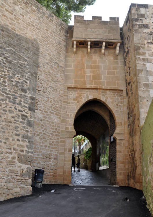 Porta  de la Vila, en el castillo de Denia. Siglo XII.  Imagen de Guiarte.com