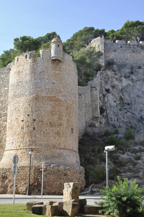 Una de las torres del Castillo, en la parte inferior, ante la Ronda de las Murallas. Imagen de Guiarte.com