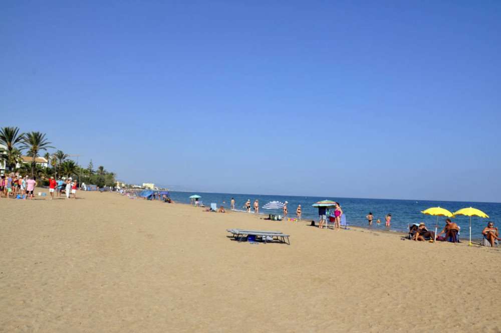 Las playas de mejor arena están al norte del puerto de Denia. Playa de Les Marines. Imagen de Guiarte.com