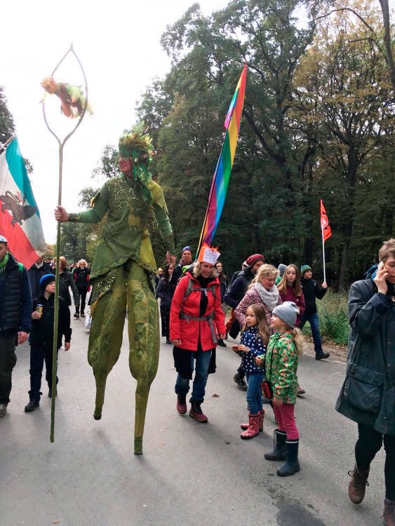 Los defensores de la naturaleza, de todas las edades, celebran en Alemania la paralización de la destrucción del bosque de Hambach. Guiarte.com