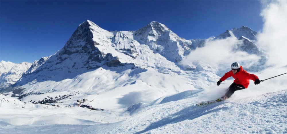 Esquí en la estación de esquí de Kleine Scheidegg con las moles de Eiger, Moench y Jungfrau .Copyright: Jungfrau Region By-line:swiss-image.ch/ Christof Sonderegger