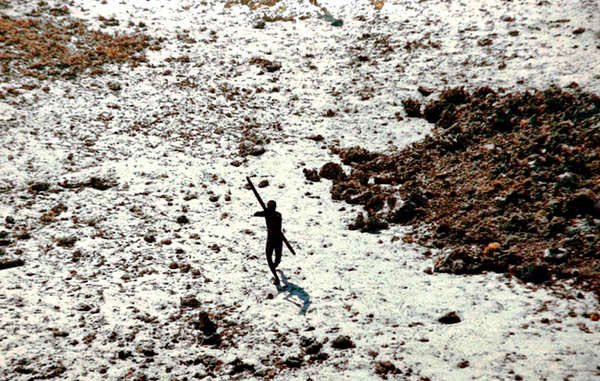 Un sentinelés fotografiado disparando flechas al helicóptero enviado a comprobar la situación de la tribu tras el tsunami de 2004.  Imagen Survival Int. 