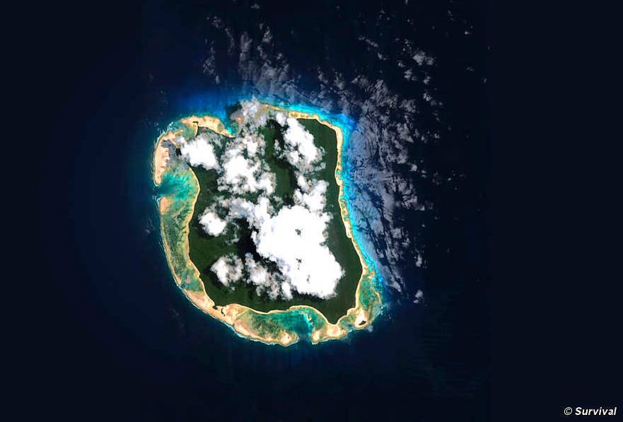 La isla de Sentinel del Norte es redondeada;  tiene sólo 72 kilómetros cuadrados de  superficie y unos 8 km de ancho