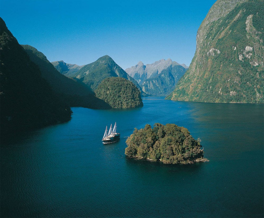  Llegar a Doubtful Sound requiere cruzar el lago Manapouri, al sur de Te Anau,  y hacer otro tramo en autocar. Imagen de Real Journeys/Turismo de Nueva Zelanda