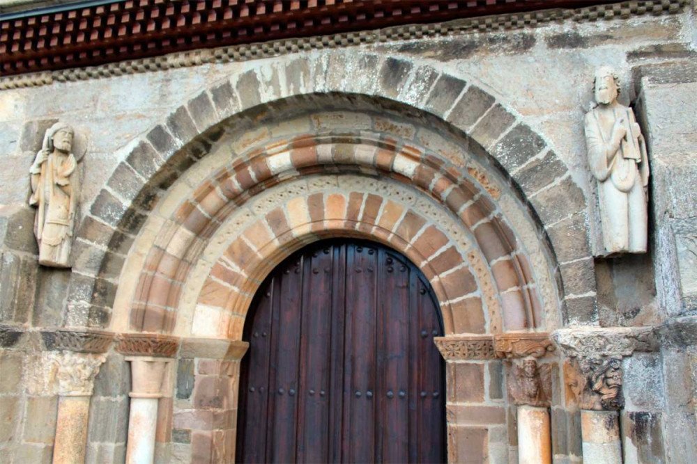 Detalle de la portada de la iglesia de Santa Marta de Tera. Imagen de El Camino Sanabrés