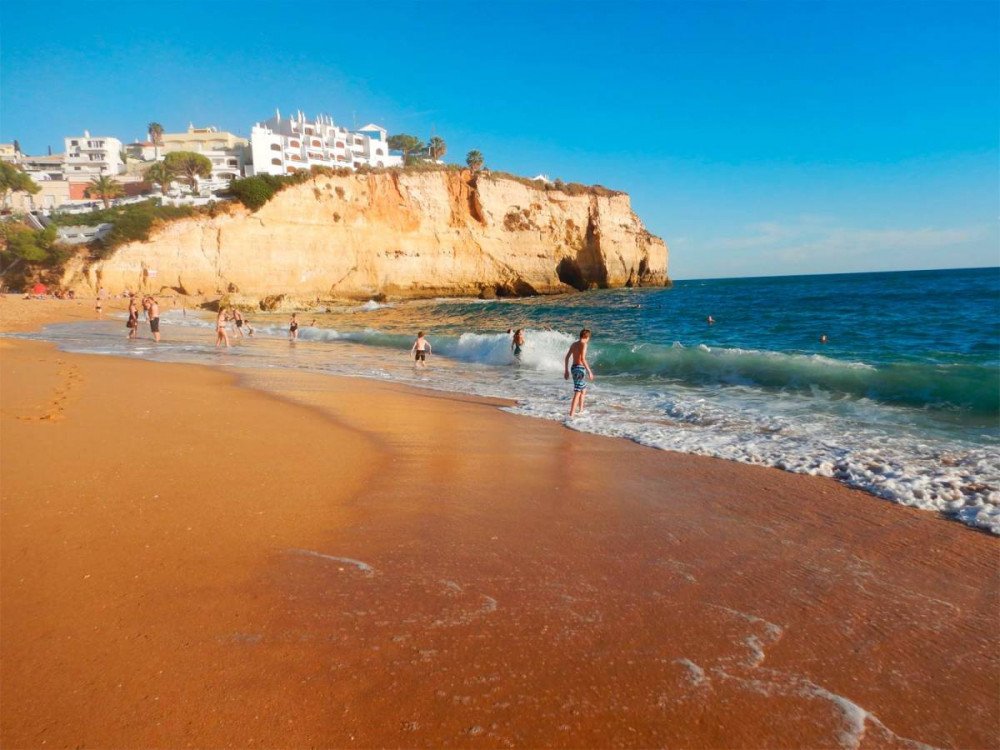 El sur de Europa sigue siendo un foto importantísimo de atracción turística. Carvoeiro, en la costa sur de Portugal. Imagen de Guiarte.com