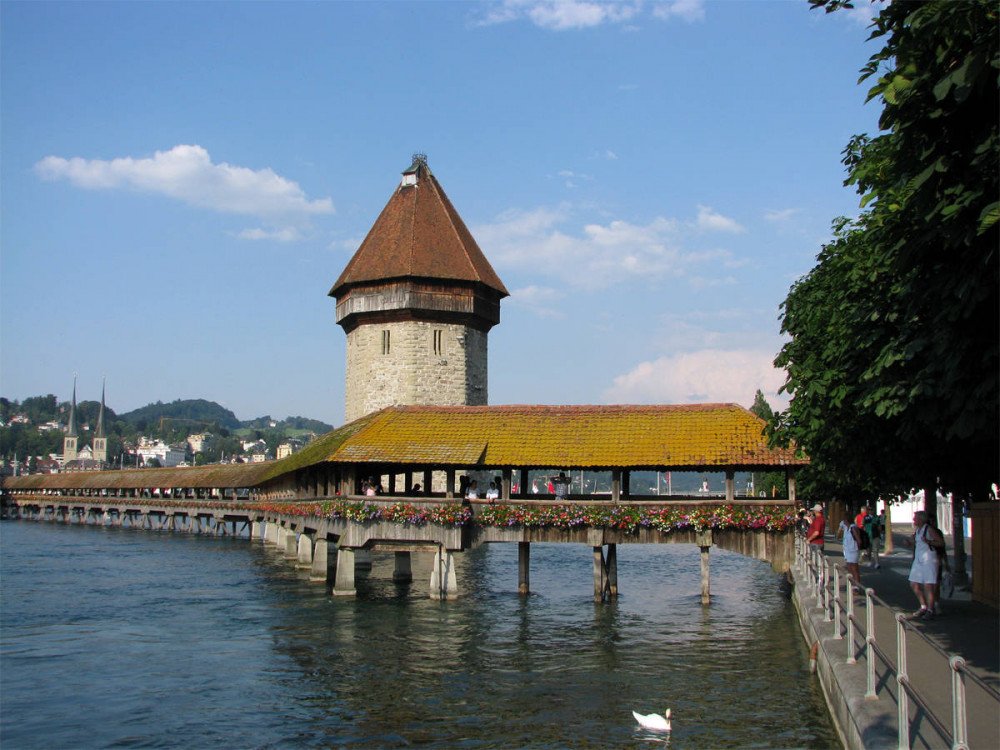 El monje servita alemán inició su viaje en Ensiedeln, cerca de Lucerna. En la imagen, magnífico puente medieval de esta última ciudad. Imagen de Tomás Alvarez.