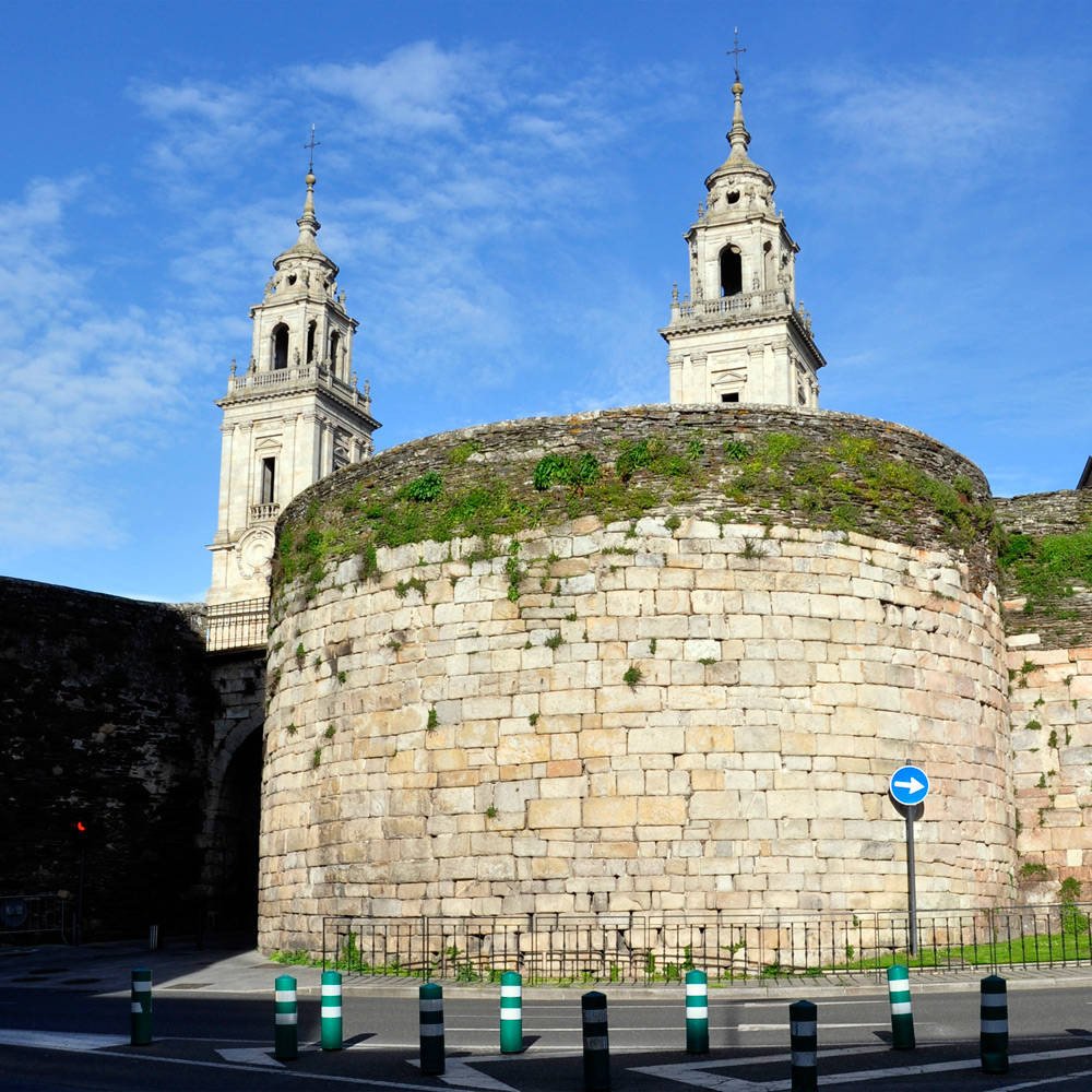 Murallas y torres de la catedral de Lugo. Künig quedó impresionado de la calidad constructiva de esta ciudad. Imagen de Guiarte.com