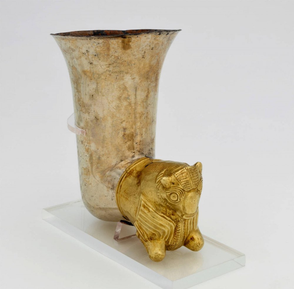 Copa en forma de cuerno Kahramanmara? (Turquía). 500 a. C. Plata y oro. © The Trustees of the British Museum