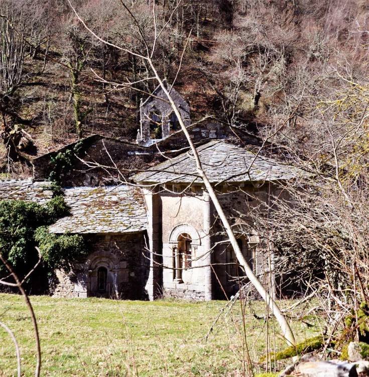 Ábside tripartido del monasterio de Penamaior, escondido en un paraje con encanto, al lado de la senda santiagueña que describió el monje Hermann Künig. Imagen de Guiarte.com