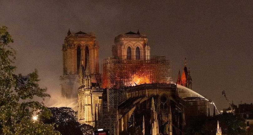 El edificio gótico de Notre Dame, en llamas. Imagen https://www.gouvernement.fr