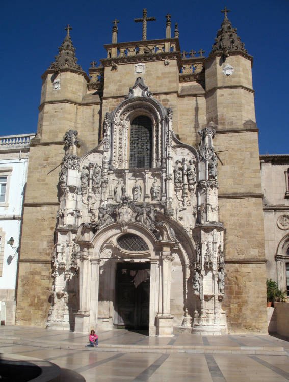 Cada vez son más los peregrinos portugueses. Un punto importante es Coimbra. En la imagen el Monasterio de Santa Cruz. Guiarte.com