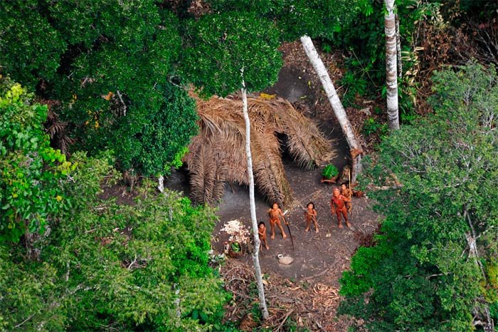 En la Amazonía perviven pueblos indígenas aislados en una grave situación de vulnerabilidad, ante el brutal avance de lo que algunos llaman civilización © G. Miranda/FUNAI/Survival