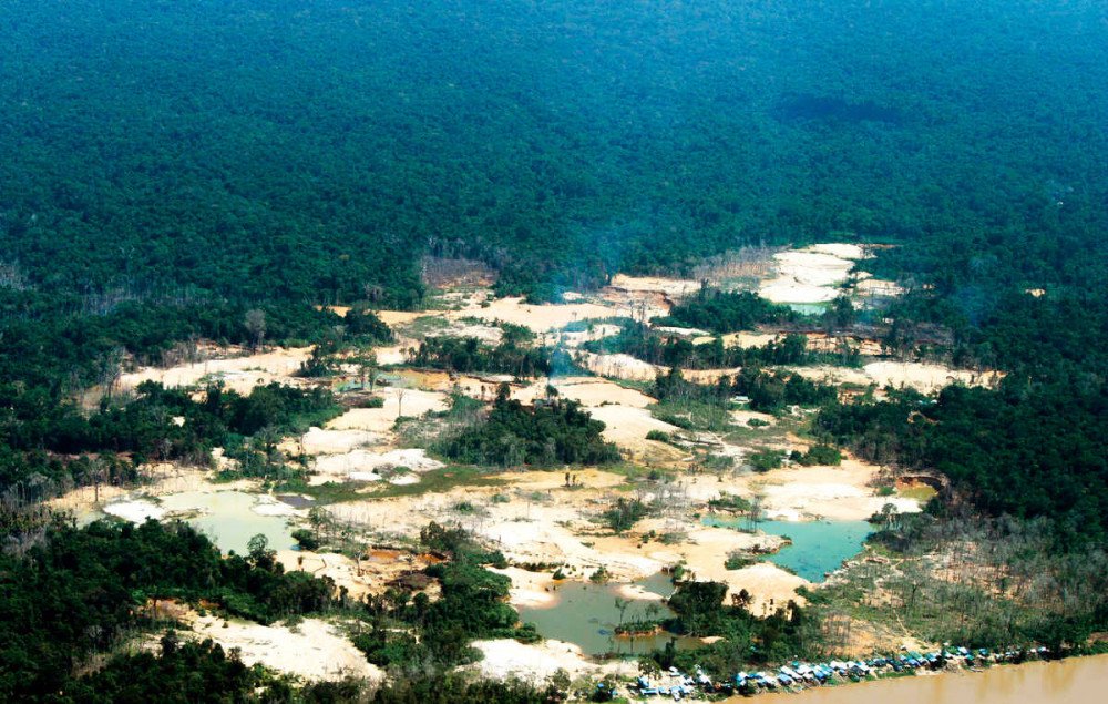 Uno de los numerosos asentamientos ilegales de buscadores de oro en territorio de los yanomamos. © FUNAI