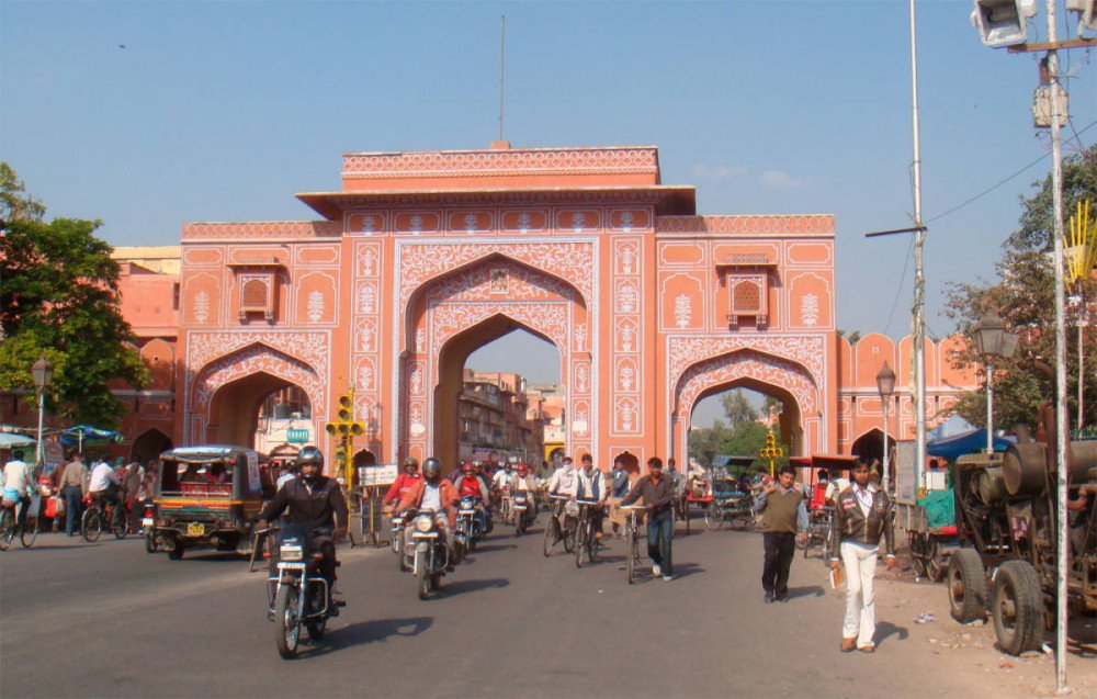 La ciudad fortificada de Jaipur, ha sido incluida como Patrimonio Mundial de la UNESCO. Puerta de  Sanganeri desde el Bazar de Bapu  © DRONAH/UNESCO
