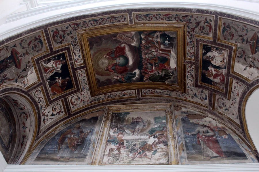 Pinturas muy deterioradas de la capilla de los Orduña en la iglesia del monasterio de la Encarnación de Almagro